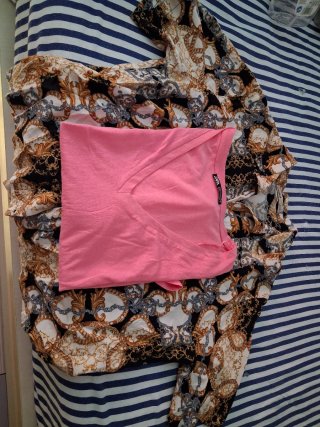Camiseta rosa y top estampado