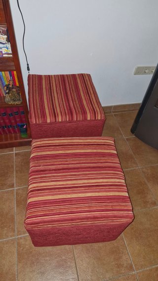 Set de 2 Puffs a Rayas Granate y Beige