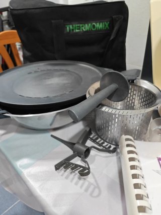 Thermomix Vorwerk con accesorios y libros