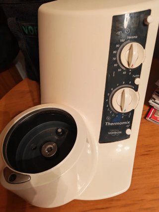 Thermomix Vorwerk con accesorios y libros