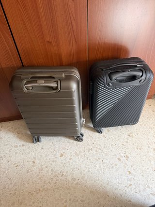 Maletas de cabina: verde caza y negra, con ruedas.