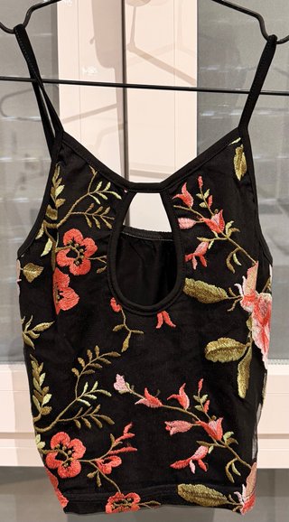 Top Negro con Bordado de Flores