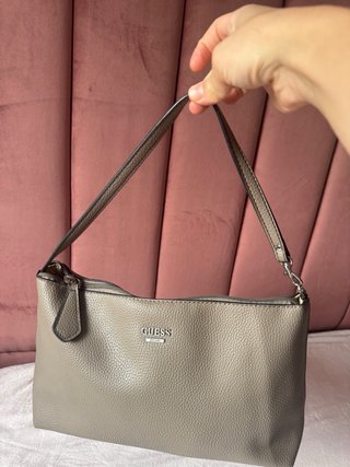 Bolso Guess blanco y neceser a juego