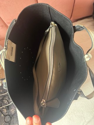 Bolso Guess blanco y neceser a juego