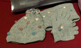 Conjunto gorro, cuello y guantes gris