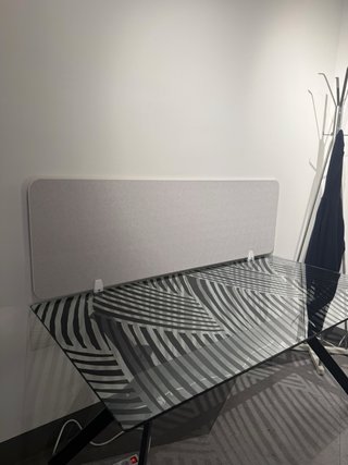 Panel separador de escritorio gris