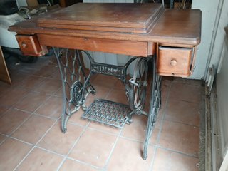 Máquina de coser Singer antigua con mueble