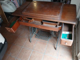 Máquina de coser Singer antigua con mueble