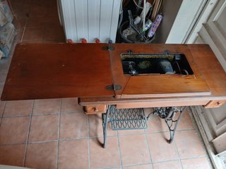 Máquina de coser Singer antigua con mueble
