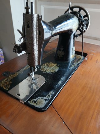 Máquina de coser Singer antigua con mueble