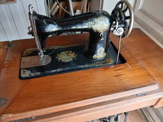 Máquina de coser Singer antigua con mueble