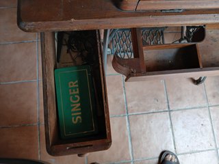 Máquina de coser Singer antigua con mueble