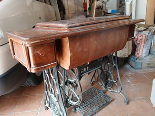 Máquina de coser Singer antigua con mueble