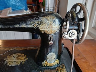Máquina de coser Singer antigua con mueble