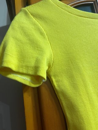 Vestido amarillo de canalé