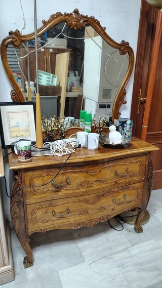 Cómoda antigua de madera con espejo