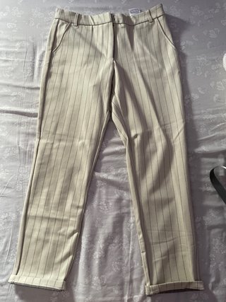 Pantalón de vestir beige con rayas