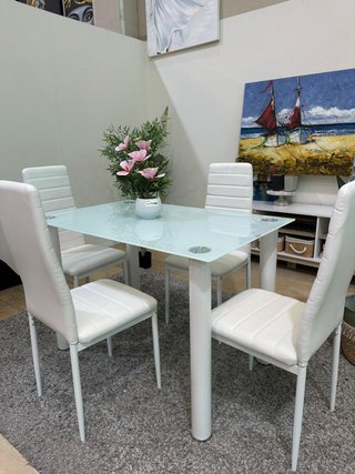 Conjunto de Mesa y 4 Sillas Blancas