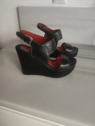 Sandalias de cuña Un Paso Más en piel negra