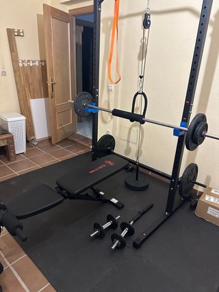 Rack de gimnasio con banco y pesas