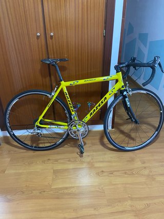 Bicicleta de carretera Razesa amarilla