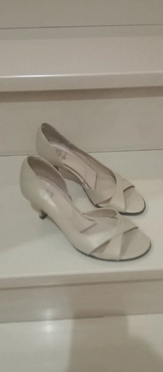 Zapatos de tacón beige para mujer