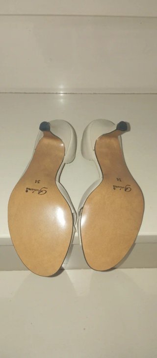 Zapatos de tacón beige para mujer