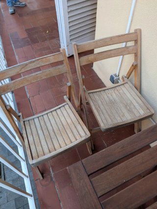 Mesa plegable y sillas de madera para terraza