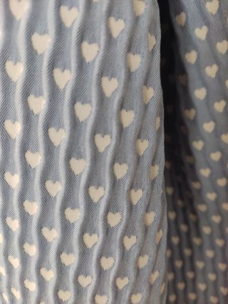 Vestido azul con estampado de corazones