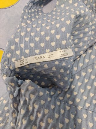 Vestido azul con estampado de corazones