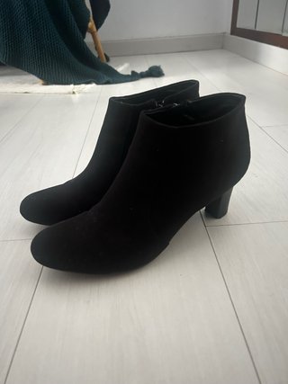 Botines negros ante tacón