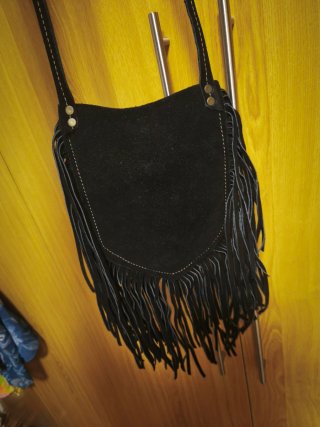 Bolso pequeño de piel con flecos