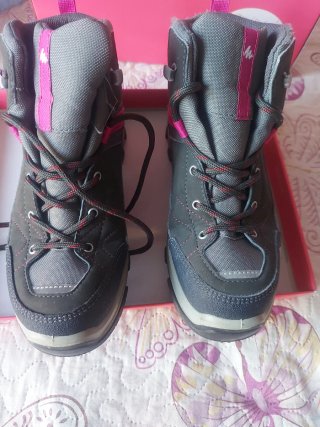Botas de trekking grises y rosas