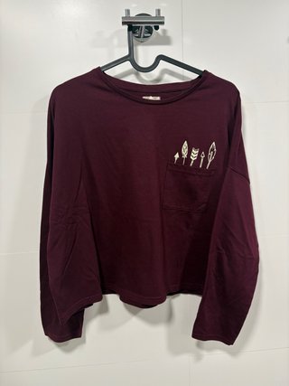 Camiseta granate con estampado de plumas