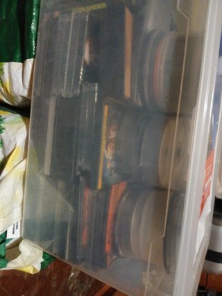 Caja con más de 100 DVDs