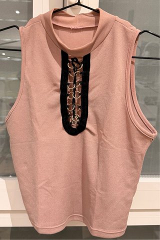 Top Rosa con Detalle de Cordones