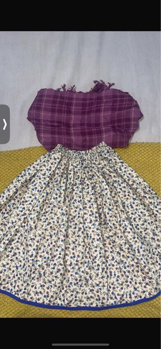 Falda estampada y pañuelo a cuadros