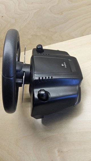 Volante Logitech G27 con pedales y palanca