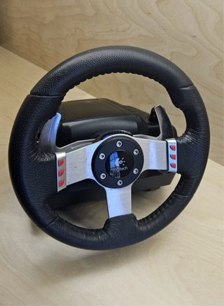 Volante Logitech G27 con pedales y palanca