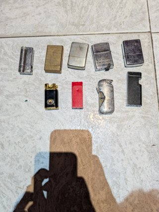 Collezione di 9 accendini Zippo Assortiti