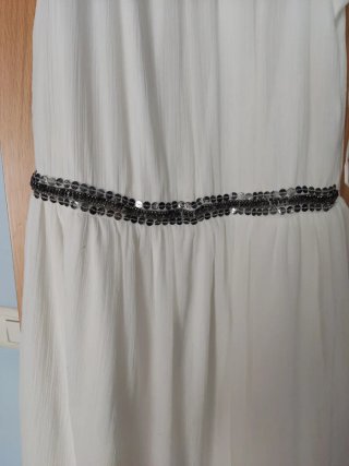 Vestido blanco con detalles de pedrería