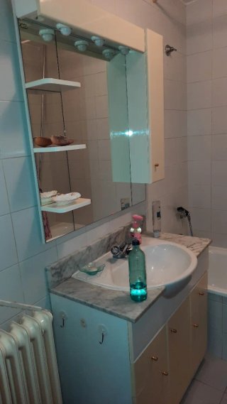 Mueble de baño con lavabo y espejo