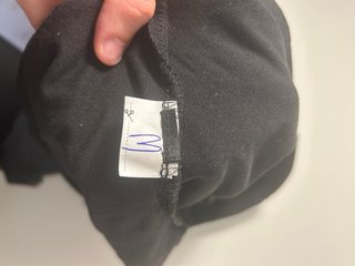 Falda corta negra con pantalón integrado