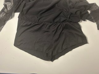 Falda corta negra con pantalón integrado