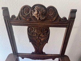 Sillas antiguas talladas