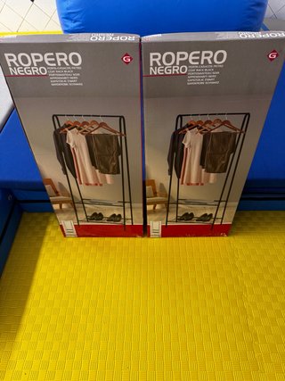2 Percheros de Pie Metálicos Negros