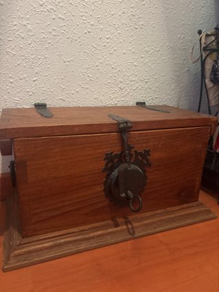 Baúl de madera con cerradura antigua