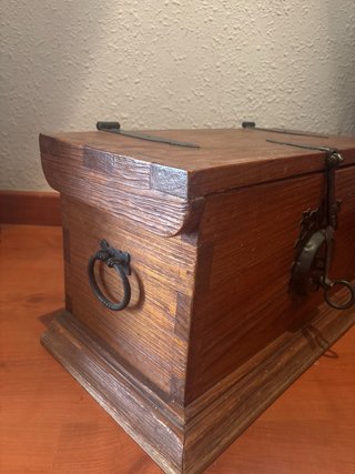 Baúl de madera con cerradura antigua