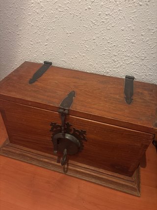 Baúl de madera con cerradura antigua