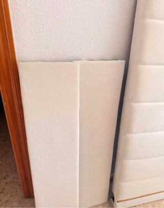 Cabezal de cama blanco y dorado